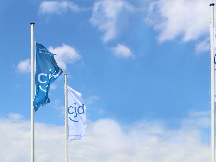 Vier CJD-Fahnen vor blauem Himmel